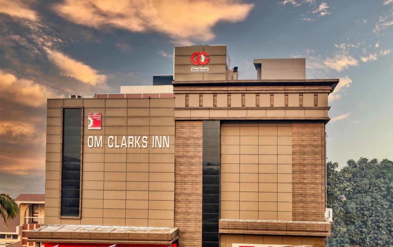 OM Clarks Inn Raebareli Exterior foto