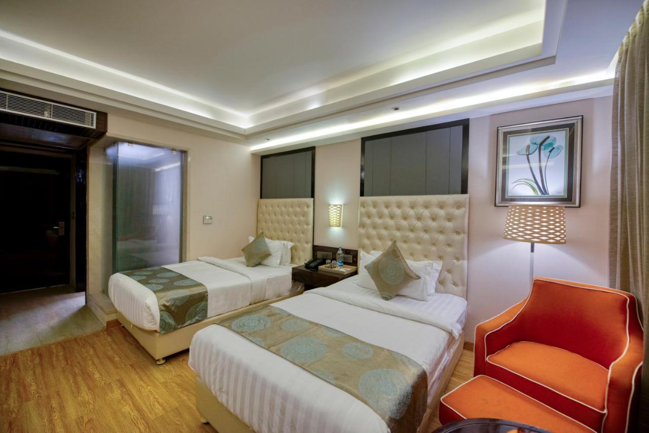 OM Clarks Inn Raebareli Exterior foto