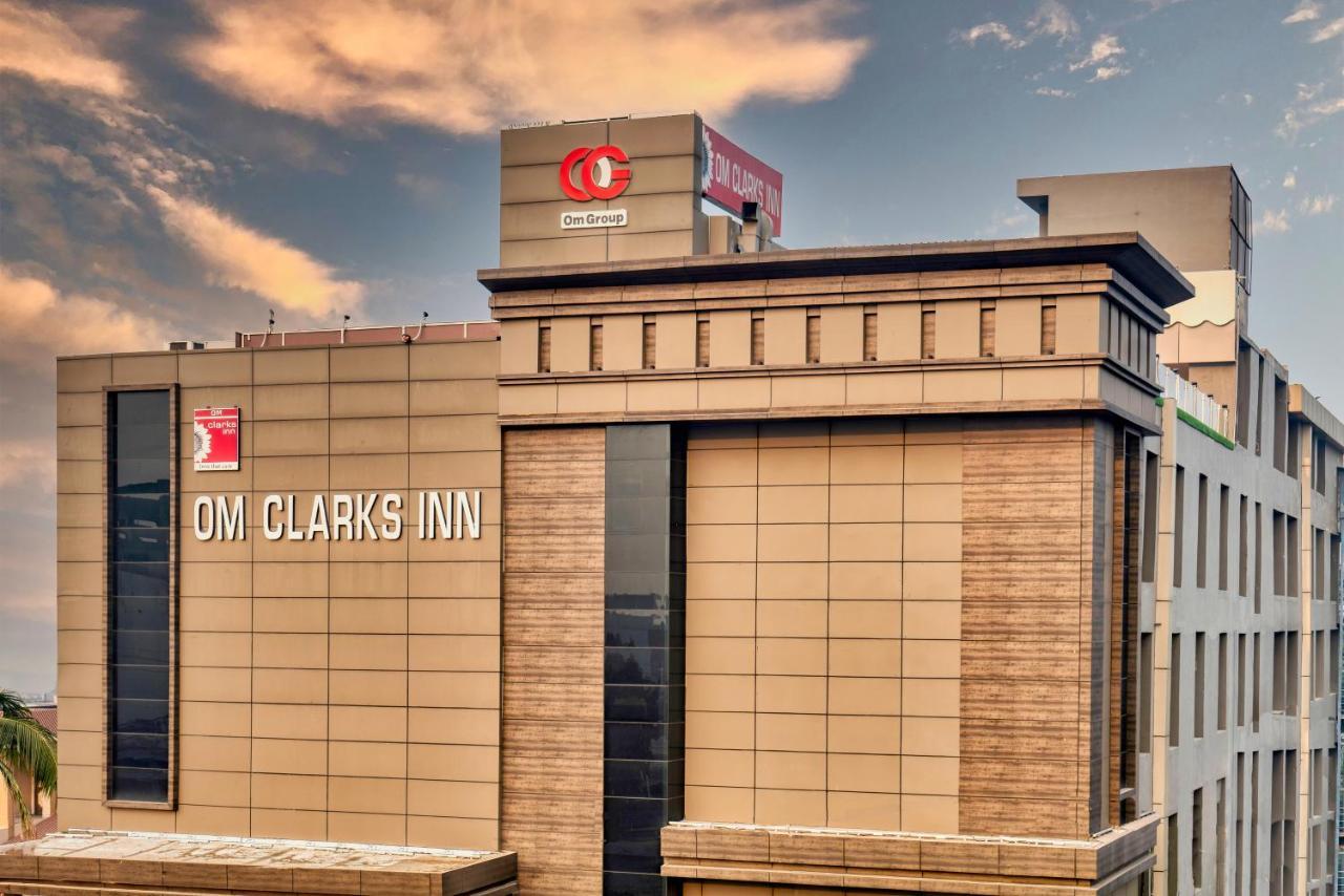 OM Clarks Inn Raebareli Exterior foto
