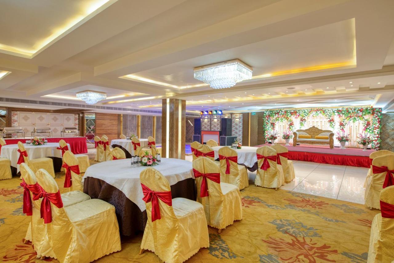 OM Clarks Inn Raebareli Exterior foto
