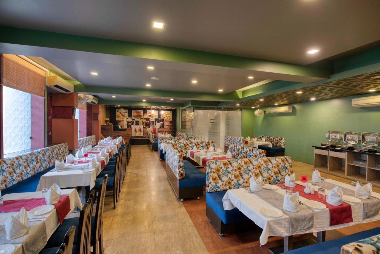 OM Clarks Inn Raebareli Exterior foto