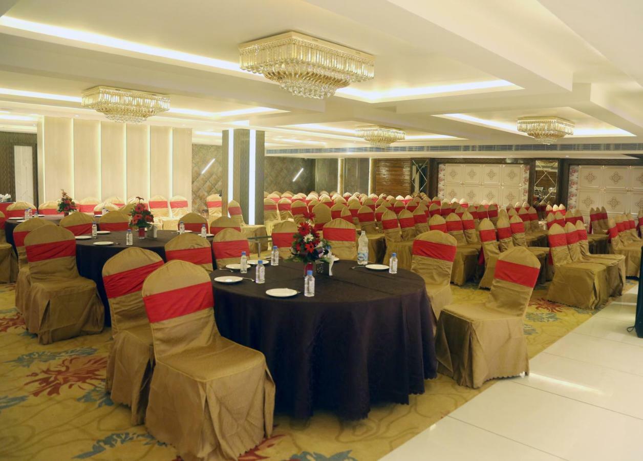 OM Clarks Inn Raebareli Exterior foto