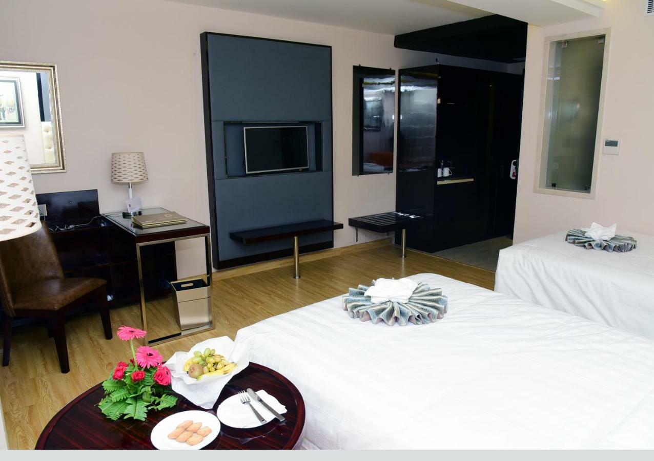 OM Clarks Inn Raebareli Exterior foto