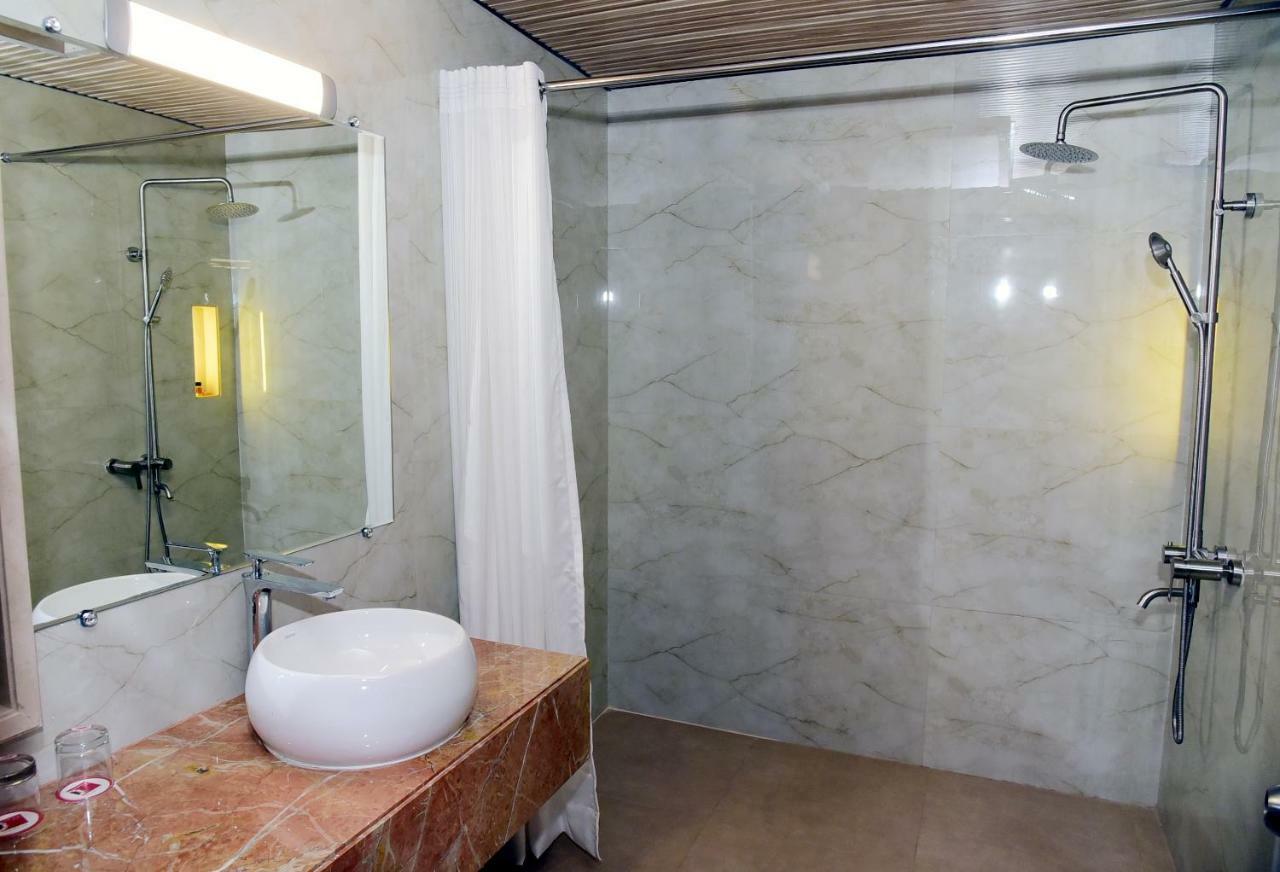 OM Clarks Inn Raebareli Exterior foto