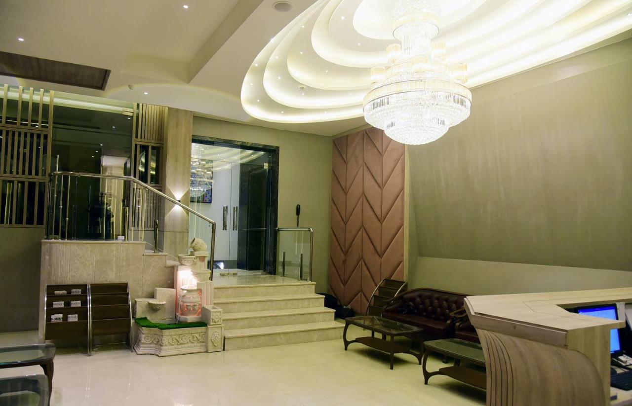 OM Clarks Inn Raebareli Exterior foto