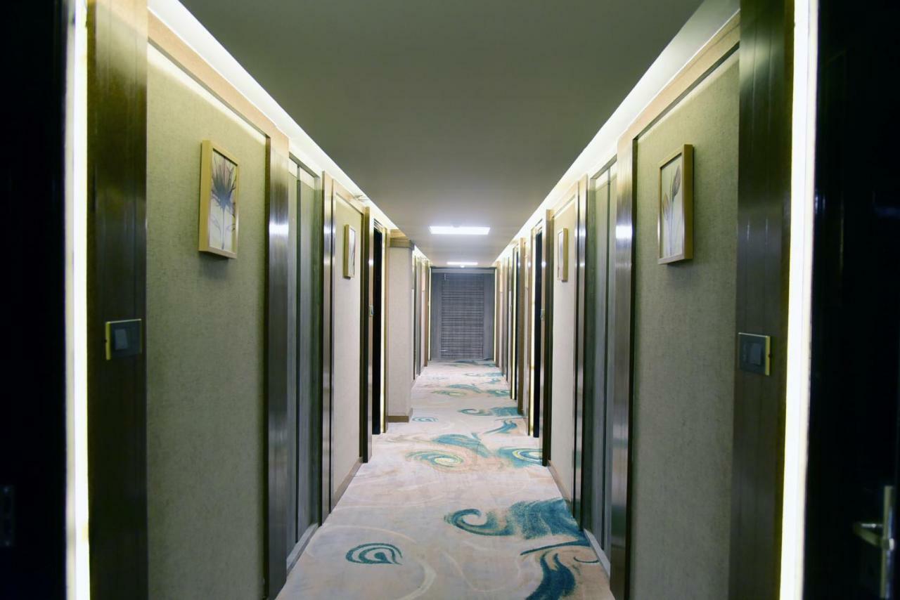OM Clarks Inn Raebareli Exterior foto