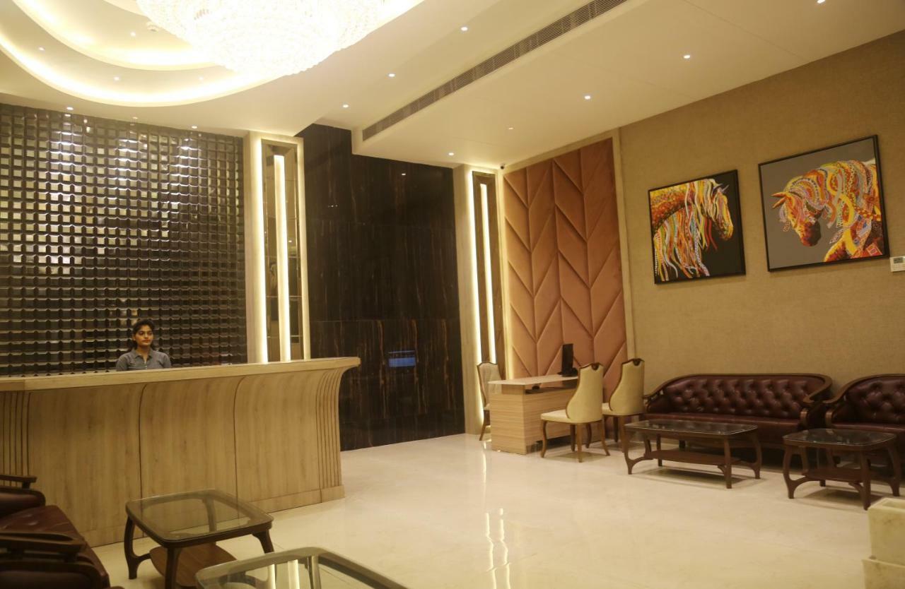 OM Clarks Inn Raebareli Exterior foto