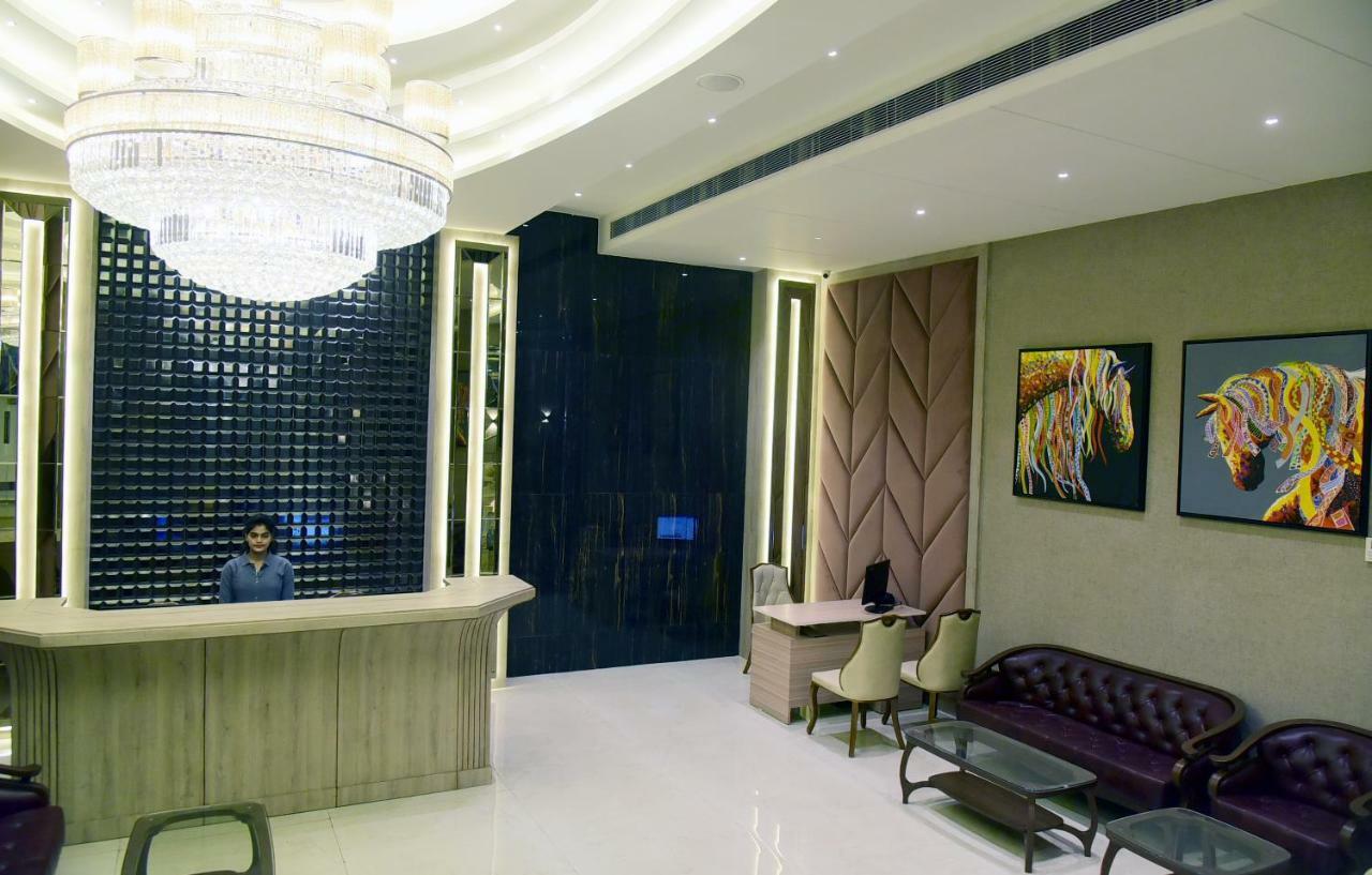 OM Clarks Inn Raebareli Exterior foto